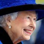 La reina Isabel II cumple hoy 70 años de reinado y los británicos se reúnen frente al palacio de Buckingham para rendirle homenaje.